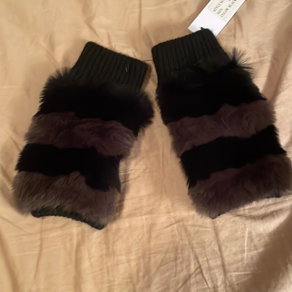 Soft mittens with just a thumb hold. Never been worn and super soft.